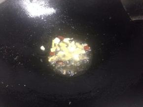 把多于的油倒出去，锅中留底油，倒入姜蒜辣椒炒出香味