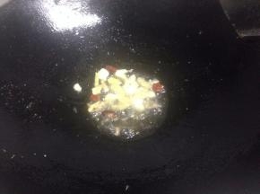 把多于的油倒出去，锅中留底油，倒入姜蒜辣椒炒出香味