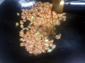 倒入河虾爆炒一会，再加入适量的生抽