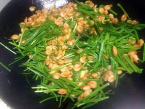 加入切好的韭菜翻炒片刻