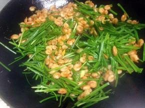 加入切好的韭菜翻炒片刻