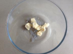 黄油切小块