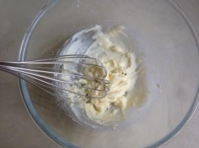 用手动打蛋器搅拌均匀