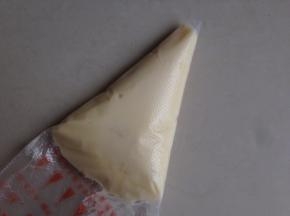 装进裱花袋（没有裱花袋，可以用保鲜袋代替）