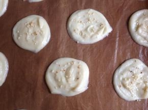 挤在铺了高温油布的烤盘上。每个饼之前要留有充足的空间，否则烘烤时面积会扩大，就会粘连在一起