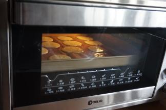 放入已经提前预热到155度的烤箱中下层，烘烤15分钟左右。（各家烤箱脾气不同，温度仅是参考）