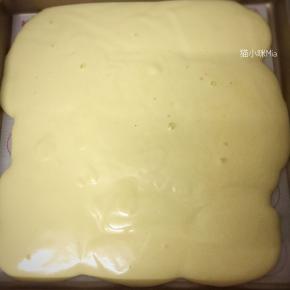 1分钟后拿出来倒入原色的蛋白糊，轻磕两下震出大气泡，如果仍有气泡，可用牙签戳掉，将蛋糕糊平铺至整个烤盘，放入已预热好烤箱中层，180度烘焙19分钟