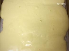 1分钟后拿出来倒入原色的蛋白糊，轻磕两下震出大气泡，如果仍有气泡，可用牙签戳掉，将蛋糕糊平铺至整个烤盘，放入已预热好烤箱中层，180度烘焙19分钟