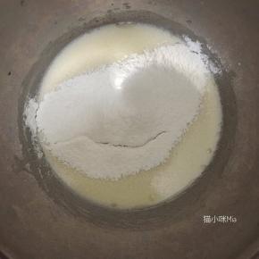 加入过筛好的低筋面粉，十字翻拌至混合均匀