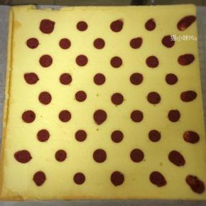 出炉后的蛋糕片，揭开油纸，用干净的油纸遮盖一下，防止表皮风干，直至蛋糕片降至室温