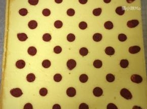 出炉后的蛋糕片，揭开油纸，用干净的油纸遮盖一下，防止表皮风干，直至蛋糕片降至室温