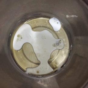 烤箱180度预热，然后准备两个无油无水的盆子，其中一个盆子中，加入牛奶和玉米油，用手抽打蛋器打至混合均匀