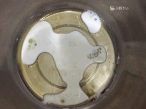 烤箱180度预热，然后准备两个无油无水的盆子，其中一个盆子中，加入牛奶和玉米油，用手抽打蛋器打至混合均匀