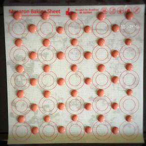 准备一个28cm的正方形烤盘，烤盘上放入油纸或硅胶掂，用裱花袋在油纸或硅胶掂上挤出均匀的小波点，放入已预热好的烤箱中层，180度烘烤1分钟