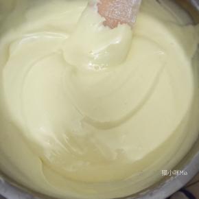 再将翻拌好的蛋黄糊倒入剩余的蛋白盆中，继续翻拌均匀