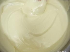 再将翻拌好的蛋黄糊倒入剩余的蛋白盆中，继续翻拌均匀