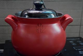 加盖煮开后用文火煮约40分钟，熬粥的过程中可以不时搅拌搅拌