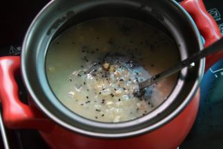 煮至粥的稠度合适后，加入黑芝麻再煮几分钟