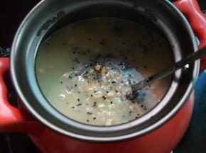 煮至粥的稠度合适后，加入黑芝麻再煮几分钟