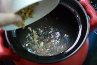 锅中加适量水，加入淘洗的大米，再倒入核桃碎
