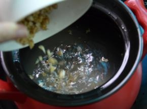 锅中加适量水，加入淘洗的大米，再倒入核桃碎