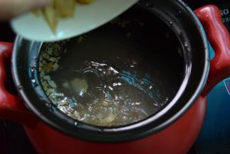 再加入浸泡过的百合