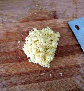 姜切细未，最好是切碎一些。