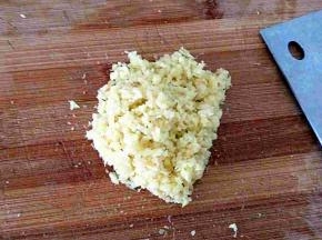 姜切细未，最好是切碎一些。