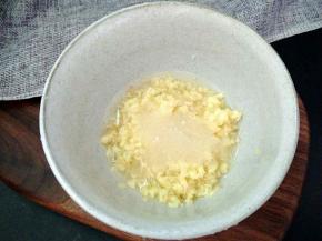 装入碗中，加入白醋，料酒，盐，糖拌匀备用。