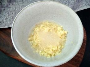 装入碗中，加入白醋，料酒，盐，糖拌匀备用。