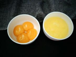 把蛋黄跟蛋清分开