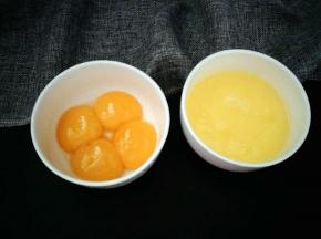 把蛋黄跟蛋清分开