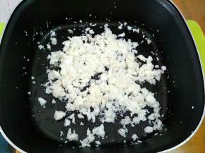 热锅倒油，烧至三成热，下蛋清炒散。