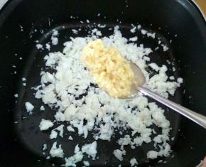 加入一半的姜未炒匀，盛出。