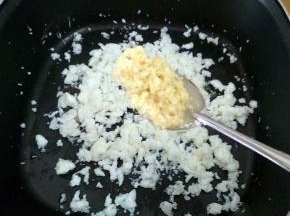 加入一半的姜未炒匀，盛出。