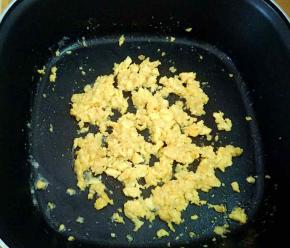 蛋黄用同样的方式炒好即可。