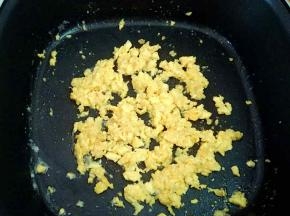 蛋黄用同样的方式炒好即可。