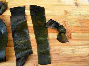 切条，打个结。