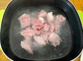 放入已开的水中焯水几分钟。