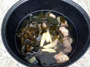 加入没过食材的清水