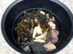 加入没过食材的清水