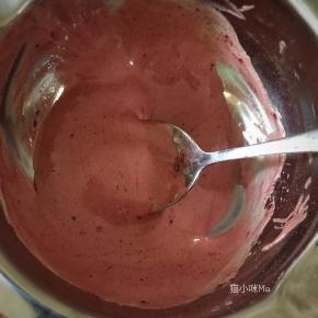 准备一个小碗，舀出一小部分蛋黄糊，加入适量红曲粉