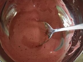 准备一个小碗，舀出一小部分蛋黄糊，加入适量红曲粉