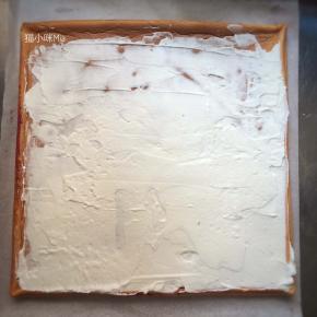 200克奶油加15克糖打发至有纹路状态，铺至蛋糕片上，利用擀面杖卷起