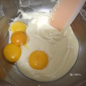 再磕入4颗蛋黄，翻拌均匀，蛋清放入另一个无油无水的盆中备用