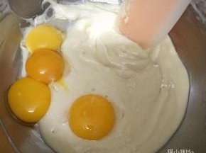 再磕入4颗蛋黄，翻拌均匀，蛋清放入另一个无油无水的盆中备用