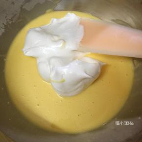 将三分之一打发好的蛋白加入蛋黄糊中，翻拌均匀