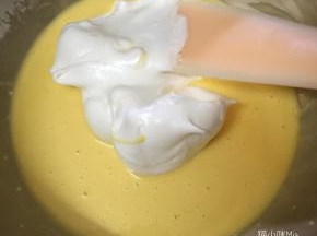 将三分之一打发好的蛋白加入蛋黄糊中，翻拌均匀