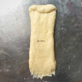 醒发好的面团擀开，分别向中间三分之一处折叠起来，再擀开，从上往下卷起