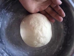 揉成面团放温处发酵至两倍大